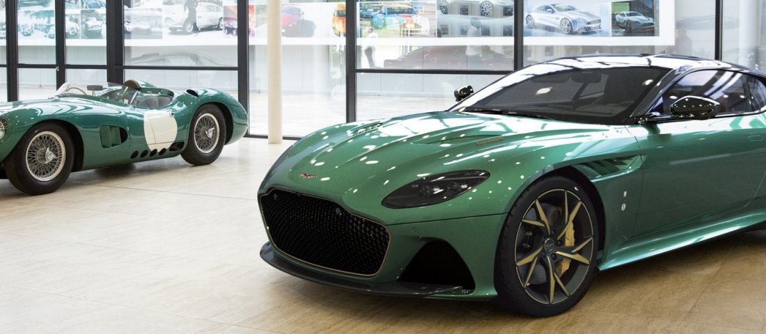 Legendás versenyautója előtt tiszteleg az Aston Martin