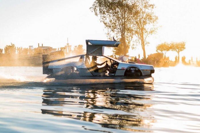 Vízen száguld a jövőbe ez a DeLorean