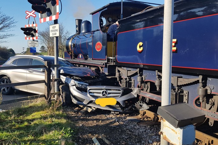 Csigalassú mozdony darált le egy Mercedest 1