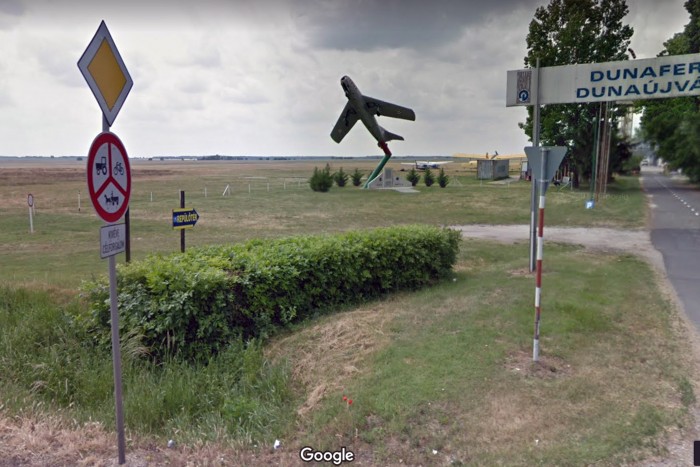 Kitömött járgányok az út mellett 19