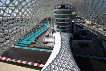 F1: Verstappen az élen, szétesett a pálya