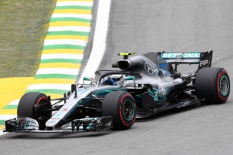 F1: Bottas az élen, Hülkenberg a falban