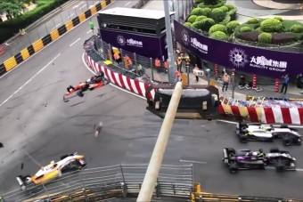 Hajmeresztő baleset az F3-ban, többen is megsérültek