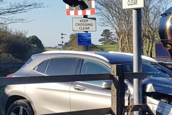 Csigalassú mozdony darált le egy Mercedest