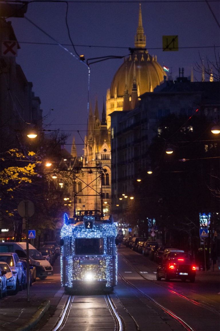 Elindult a budapesti fényvillamos, idén is csodás fotók készültek róla 4 | Vezess Elindult a budapesti fényvillamos, idén is csodás fotók készültek róla 4
