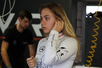 Egy héttel a horrorbukás után hazamegy a versenyzőlány