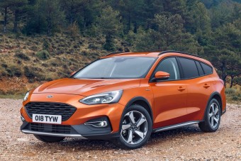 Túrabakancsot húztak a Ford Focusra