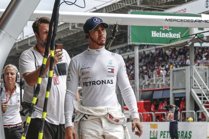 F1: Hamilton bocsánatot kért a sereghajtótól