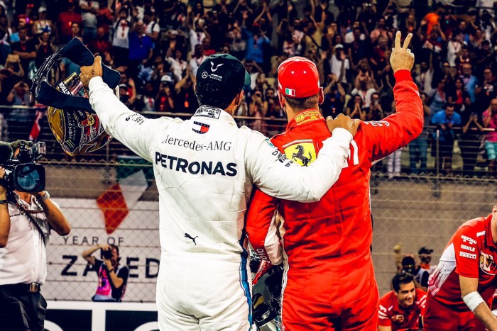 Megajándékozta egymást Hamilton és Vettel – videó