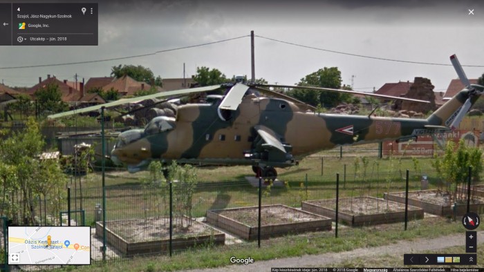 Kitömött járgányok az út mellett 2