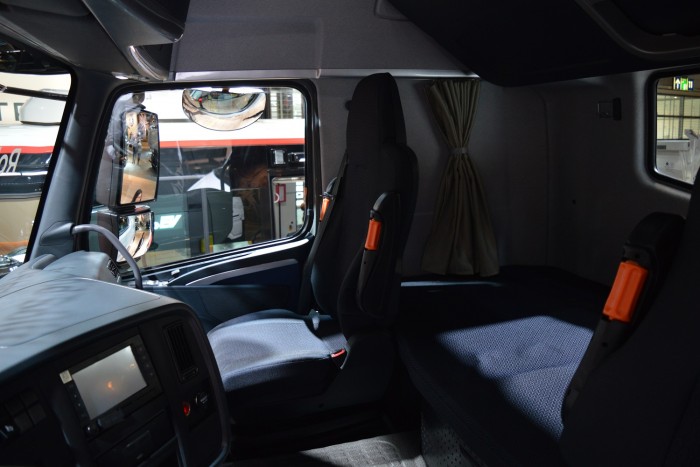 Ilyen egy kínai nyerges vontató belülről 1