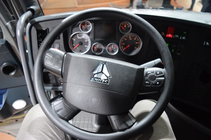 Ilyen egy kínai nyerges vontató belülről 3