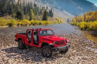 Nincs akadály a Jeep platós terepjárója előtt 15