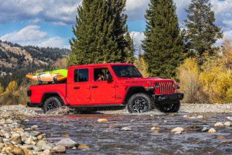Nincs akadály a Jeep platós terepjárója előtt