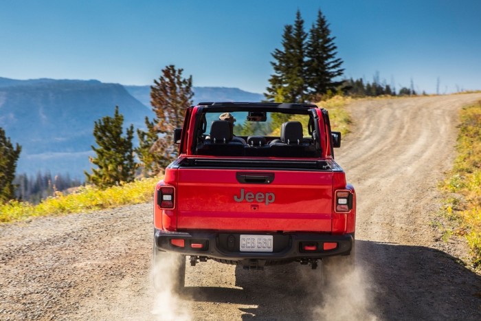 Nincs akadály a Jeep platós terepjárója előtt 6