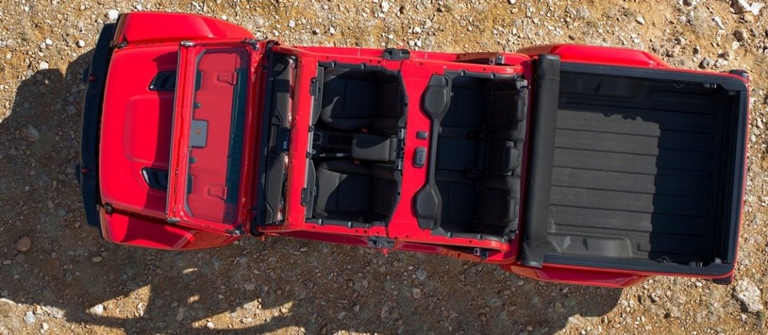 Nincs akadály a Jeep platós terepjárója előtt