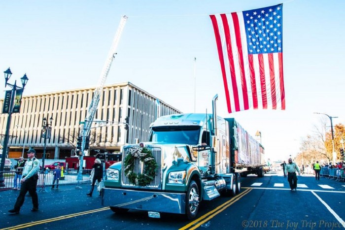 Ezzel a gyönyörű csőrössel szállították az USA karácsonyfáját 1