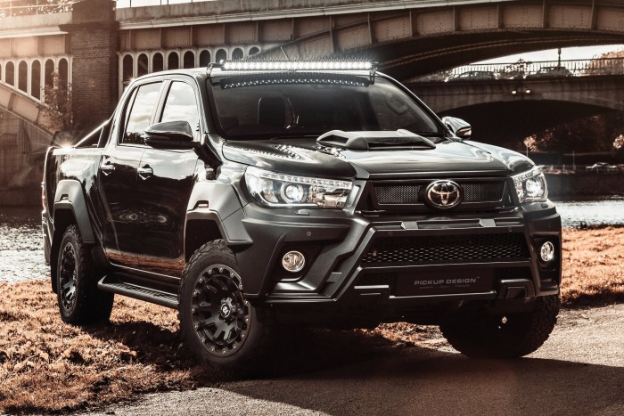 Spoiler és V8-as hangzás: így tuningolnak pickupot a lengyelek