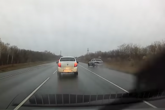 Velőtrázó előzés jobbról, csoda hogy túlélték
