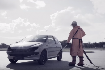 Ez a magasnyomású mosó szó szerint szétvágná a kocsidat