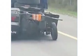 Őrült tákolással javította meg defektjét az orosz kamionos