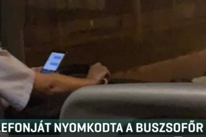 Fél kézzel mobilozott vezetés közben a magyar buszsofőr