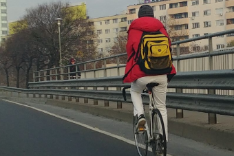 Erre a bringásra joggal szállnak a bíráló kommentek