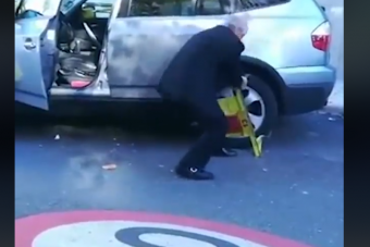 Ment a repülője, így letörte a kerékbilincset a dühös öregúr