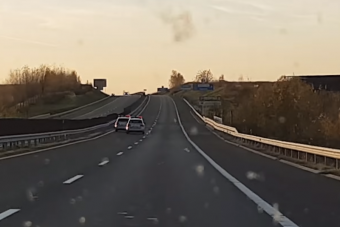 Alakzatban foglalta a belső sávot két kék villogós autó az M7-esen