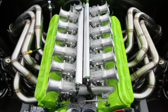 Ezzel az egyedi amerikai V12-es üvöltéssel jól indul a nap