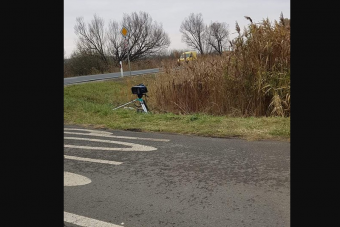 Árokpartra rejtve, szemeteszsákból traffipaxoztak a 4-es úton