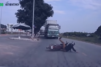 Ez a motoros szó szerint a halál elől ugrott el