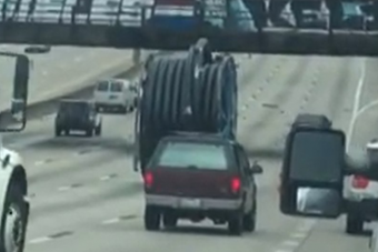 Elszabadult kábelköteg okozott riadalmat az autópályán