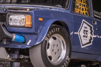 Földöntúli látvány ahogy ez a 900 lóerős kocka-Lada gyorsul