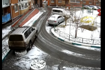 Vannak a béna parkolók, és van ez a sofőr, aki elvitte a beton virágládát