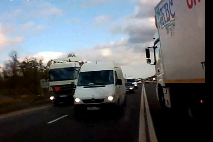 El akarta kerülni a balesetet, ebből lett a brutális ütközés, ki a hibás?