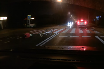 Csúnyán elgázolták a zebrán sötétben áttekerő bringást