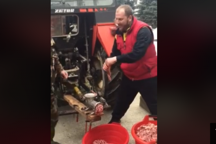 Egy traktor még a disznóvágásnál is jól jön