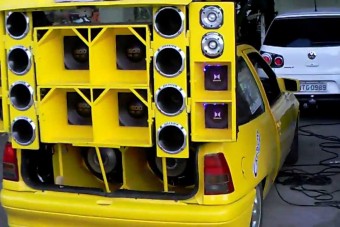 Itt az öt legveszélyesebb zene, amit vezetés közben hallgathatsz