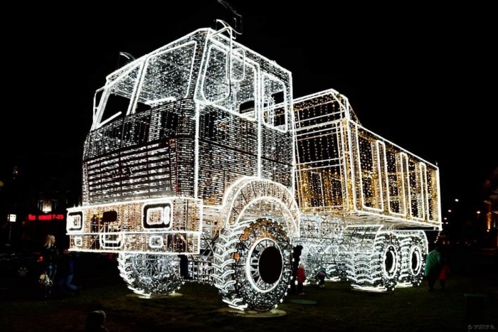Ez a karácsonyi teherautó kiégetheti a retinádat