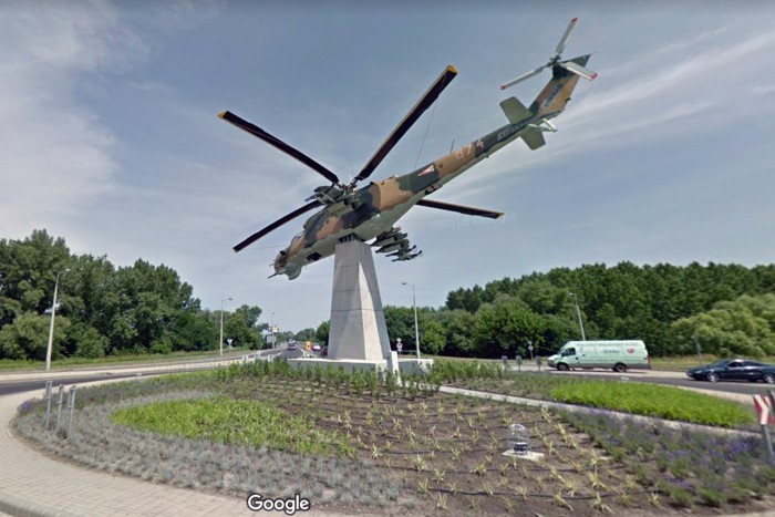 Kitömött járgányok az út mellett 1