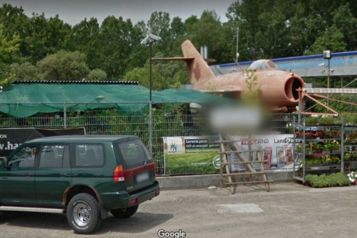 Kitömött járgányok az út mellett 18