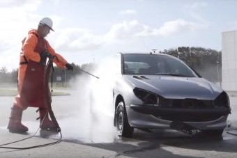 Igen látványos, ahogy egy 3000 bar nyomású mosót ráengednek az autóra