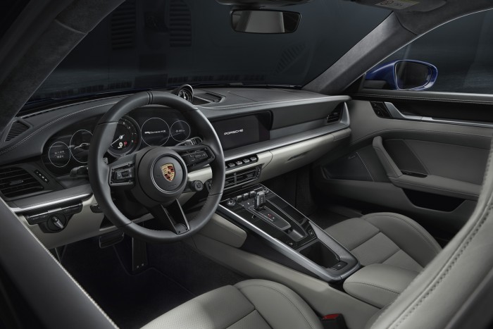 Új ruhában a legenda, megérkezett a friss 911-es Porsche 6