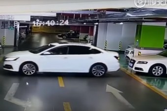 Parkolás mesterfokon: két perc alatt tört össze egy BMW-t, egy Audit és egy Maseratit