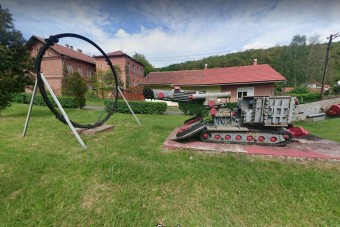 Villamosok, vadászgépek, vonatok az útszélén