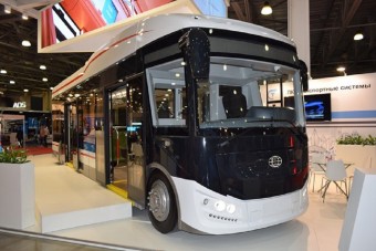 Elektromos busz, mely maga után húzza az akkumulátorait