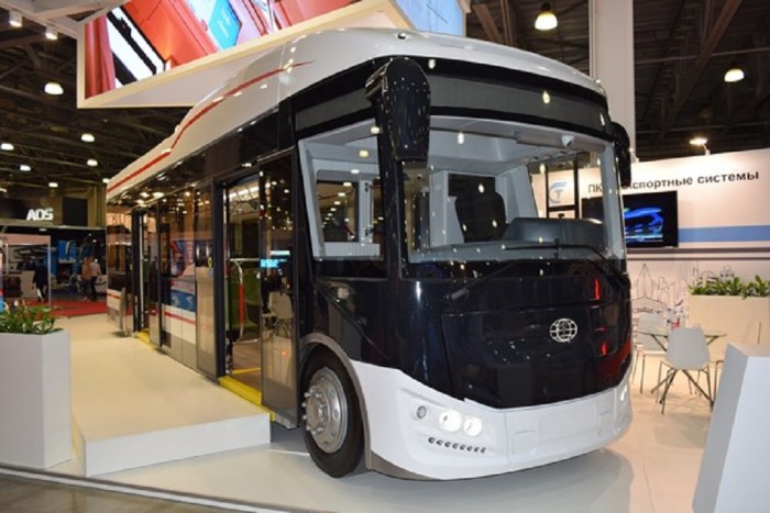 Elektromos busz, mely maga után húzza az akkumulátorait