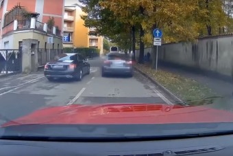 Ahogy ezek a türelmetlen, bunkó autósok megszívják, azon hosszan röhögtünk