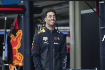 F1: Ricciardo megvédte Hamiltont, Vettelt
